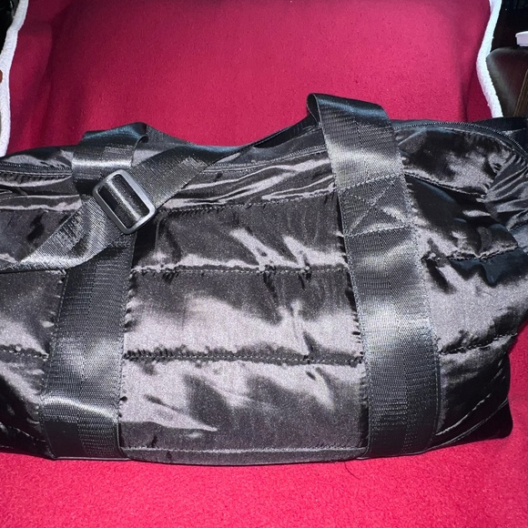 COPY - LARGE BLACK QUILTED UNDER ARMOUR BAG. NEW W/O TAGS - Picture 4 of 7